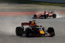 Макс Ферстаппен, Red Bull Racing RB13, и Кими Райкконен, Ferrari SF70H