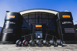 Les nouveaux pneus Pirelli à l'extérieur de l'hospitalité Pirelli dans le paddock
