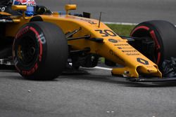 Jolyon Palmer, Renault Sport F1 Team RS17, broken front wing in FP3