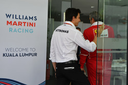 Toto Wolff, Direttore del Motorsport Mercedes AMG F1 e Maurizio Arrivabene, Team Principal Ferrari