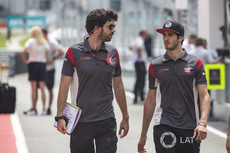 Antonio Giovinazzi, Haas F1 Team walks the track