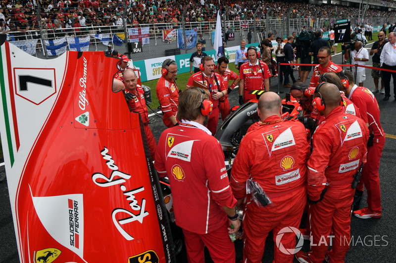 I meccanici Ferrari osservano la monoposto di Kimi Raikkonen, Ferrari SF70-H con problemi al Turbo
