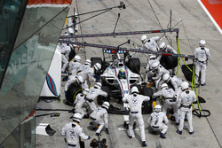 Felipe Massa, Williams FW40, pit stop action
