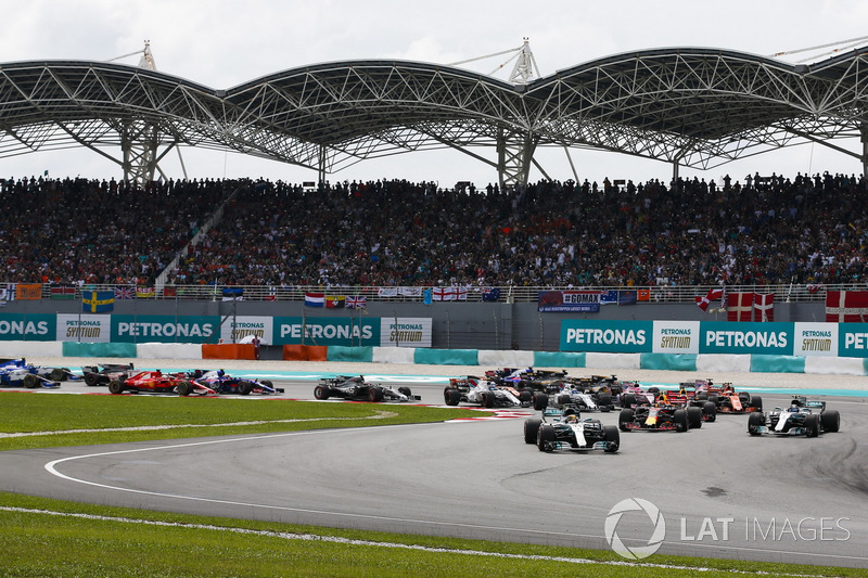 Старт гонки: Льюис Хэмилтон, Mercedes AMG F1 W08, Макс Ферстаппен и Даниэль Риккардо, Red Bull Racin