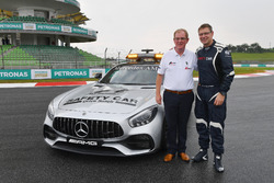 Profesör Steve Grigg ve Bernd Maylander, FIA Güvenlik Aracı sürücüsü