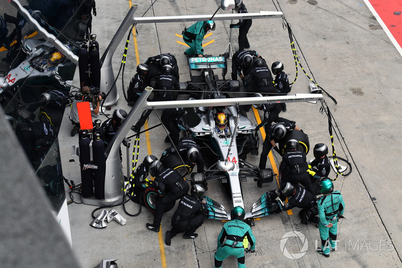 Lewis Hamilton, Mercedes-Benz F1 W08 pit stop