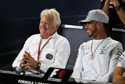 Charlie Whiting y Lewis Hamilton, Mercedes AMG F1 en la rueda de prensa de la FIA