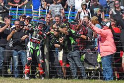 Le vainqueur Jonathan Rea, Kawasaki Racing avec les fans