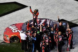 Kurt Busch, Stewart-Haas Racing Ford, celebrates his win with his team
