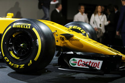 Renault Sport F1 Team RS17 - Pirelli tyre and front wing detail