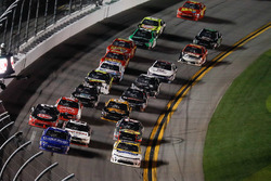 Kasey Kahne, Hendrick Motorsports Chevrolet leads