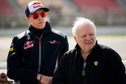 Daniil Kvyat, Toro Rosso, talks to Norbert Vettel