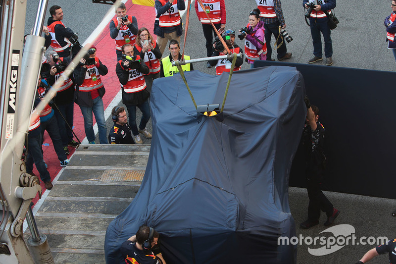 The Red Bull Racing RB13 of Daniel Ricciardo back to the pits