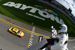 Zielflagge für Joey Logano, Team Penske, Ford
