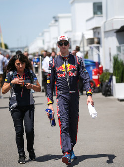 Гонщик Scuderia Toro Rosso Даниил Квят и пресс-атташе команды Фабиана Валенти