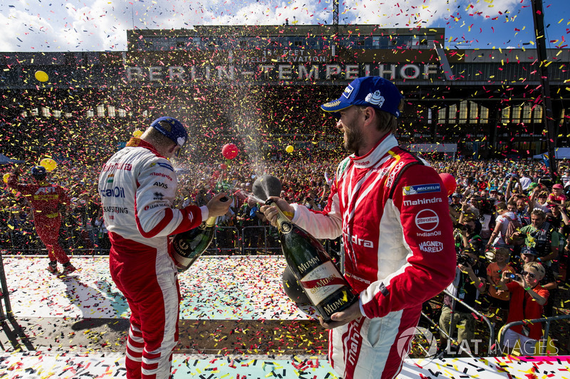 #8: Nick Heidfeld und Felix Rosenqvist, Mahindra Racing, auf dem Podium