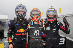 Il vincitore della gara Sacha Fenestraz, Josef Kaufmann Racing, il secondo classificato Dan Ticktum,