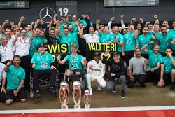 Racewinnaar Lewis Hamilton, Mercedes AMG F1, Valtteri Bottas, Mercedes AMG F1 viert met Billy Monger