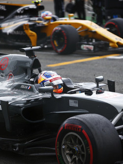Romain Grosjean, Haas F1 Team, se positionne devant Jolyon Palmer, Renault Sport F1 Team