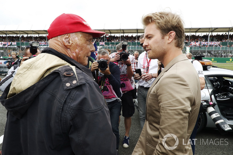 Niki Lauda, président non-exécutif, Mercedes AMG F1, parle à Nico Rosberg