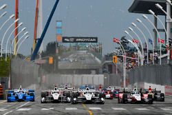 Start: Helio Castroneves, Team Penske Chevrolet, Simon Pagenaud, Team Penske Chevrolet