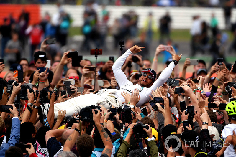 Ganador de la carrera Lewis Hamilton, Mercedes AMG F1 celebra con los fans