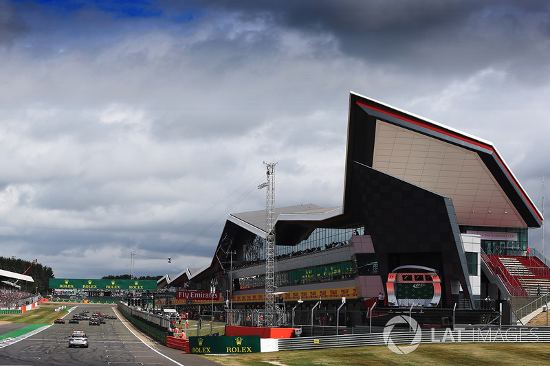 Start of the race, Lewis Hamilton, Mercedes AMG F1 leads