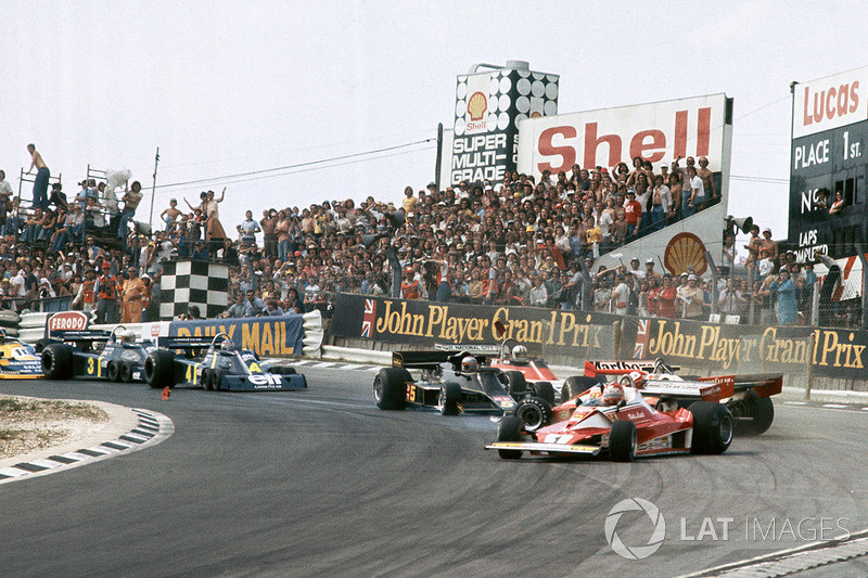 Clay Regazzoni, Ferrari 312T2, James Hunt, McLaren M23 chocan con Niki Lauda, Ferrari 312T2