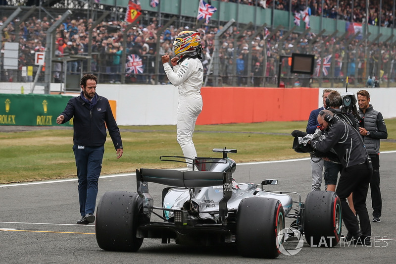 Ganador de la pole Lewis Hamilton, Mercedes AMG F1 celebra en parc ferme