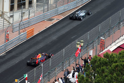 Lewis Hamilton, Mercedes AMG F1 W07 Hybrid leads Daniel Ricciardo, Red Bull Racing RB12
