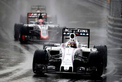Felipe Massa, Williams FW38, en Romain Grosjean, Haas VF-16 Ferrari