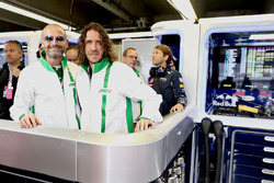 Gianluca Di Tondo, directeur général de Heineken, avec l'ambassadeur Carles Puyol dans le garage Red Bull