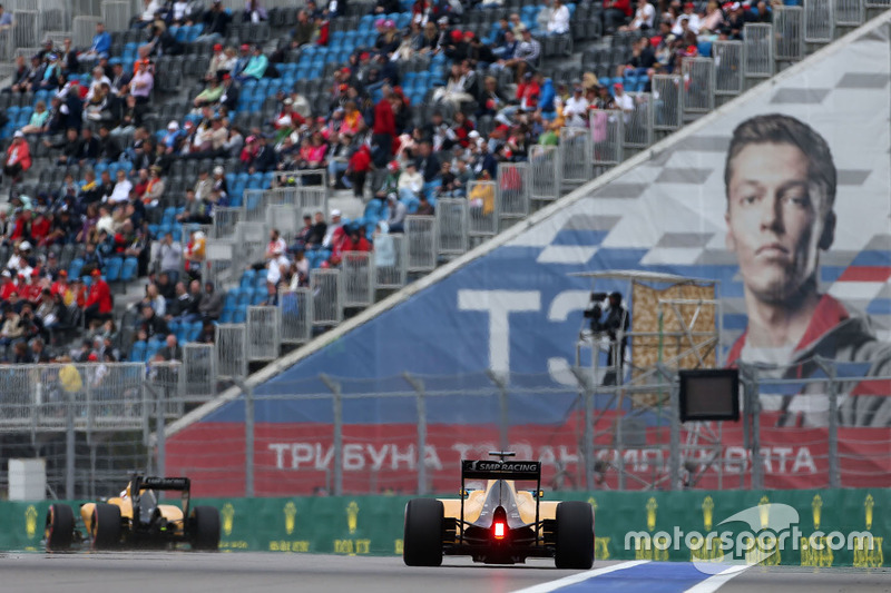 Jolyon Palmer, Renault Sport F1 Team RS16 and Kevin Magnussen, Renault Sport F1 Team RS16