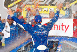 Ganador de la carrera Elliott Sadler, JR Motorsports Chevrolet