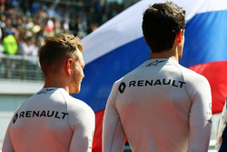 Kevin Magnussen, Renault Sport F1 Team and Jolyon Palmer, Renault Sport F1 Team as the grid observes the national anthem