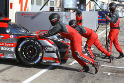 #7 Audi Sport Team Joest Audi R18, Mechaniker bei der Arbeit