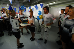 Fernando Alonso, McLaren fête son 35e anniversaire avec un gâteau de son équipe