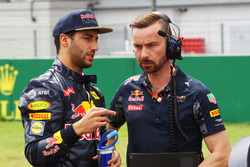 Daniel Ricciardo, Red Bull Racing with Simon Rennie, Red Bull Racing Race Engineer on the grid