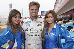 Tom Chilton, Sébastien Loeb Racing, Citroën C-Elysée WTCC avec des hôtesses du WTCC.