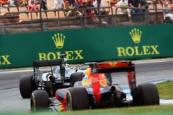 Льюис Хэмилтон, Mercedes AMG F1 W07 Hybrid едет впереди Даниэля Риккардо, Red Bull Racing RB12