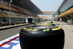 Pirelli-banden in de pitstraat
