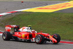 Kimi Raikkonen, Ferrari SF16-H with a broken front wing