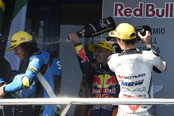 Podium : le vainqueur Brad Binder, Red Bull KTM Ajo, le deuxième, Nicolo Bulega, Sky Racing Team VR46, et le troisième, Francesco Bagnaia, Aspar Team Mahindra fêtent leur victoire au champagne