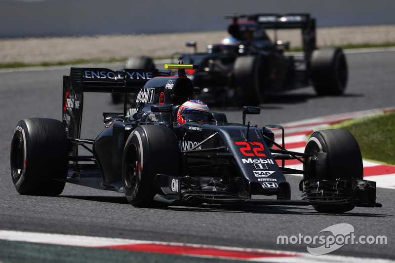 Jenson Button, McLaren MP4-31 en la pista por delante de Fernando Alonso, McLaren MP4-31