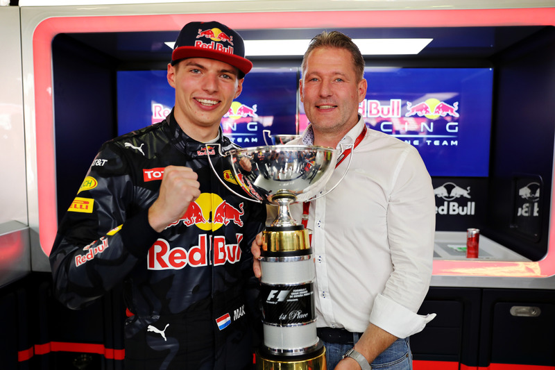 Max Verstappen, Red Bull Racing celebra con su padre, Jos Verstappen