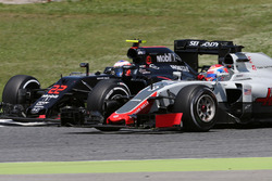 Romain Grosjean, Haas F1 Team and Jenson Button, McLaren Honda