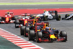 Daniel Ricciardo, Red Bull Racing RB12 mène derrière la voiture de sécurité