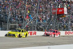 Matt Kenseth, Joe Gibbs Racing Toyota, Kyle Larson, Chip Ganassi Racing Chevrolet