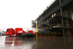 Regen in de paddock van Mugello