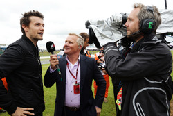 (L to R): Jolyon Palmer, Renault Sport F1 Team with Johnny Herbert, Sky Sports F1 Presenter on the drivers parade